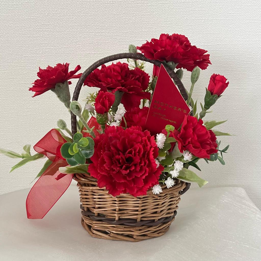 赤カーネーションのミニかごアレンジ1枚目の画像